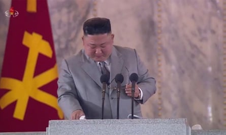 Kim Dzsongun könnyeit törölgetve kért bocsánatot