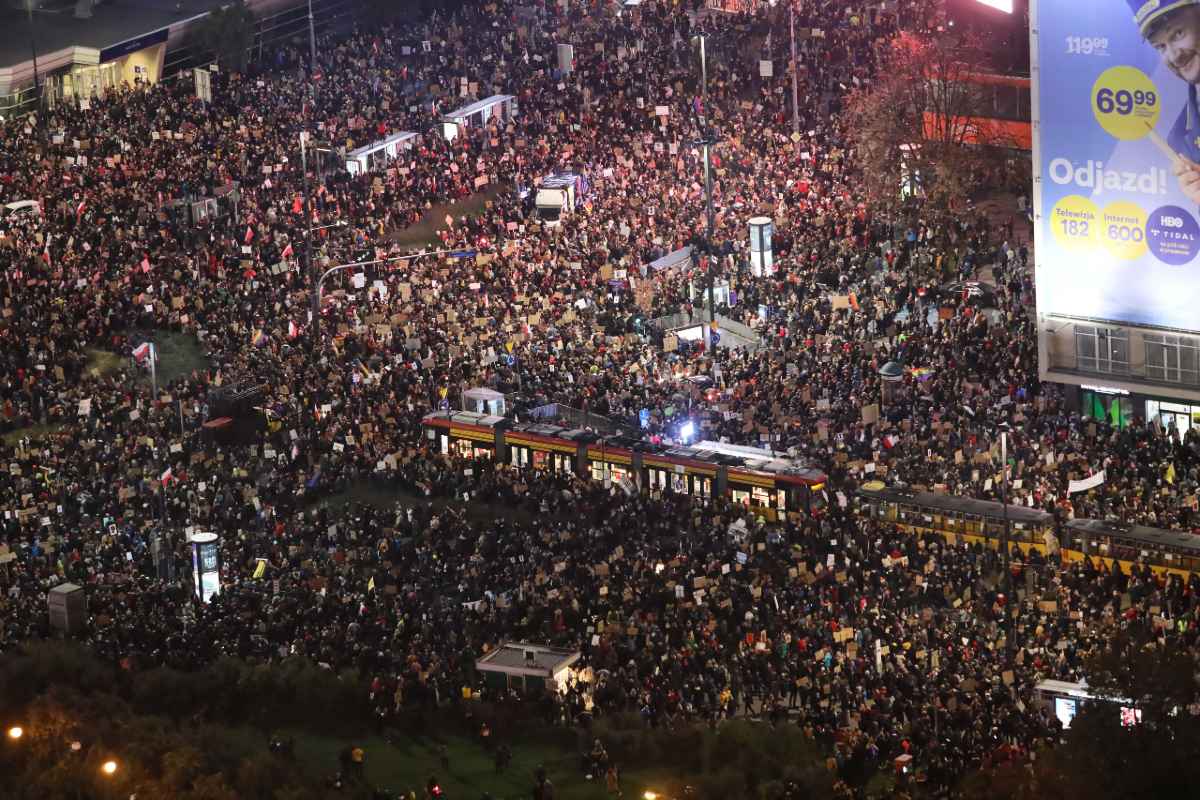 Százezres tömeg tüntetett az abortusztilalom ellen Varsó utcáin
