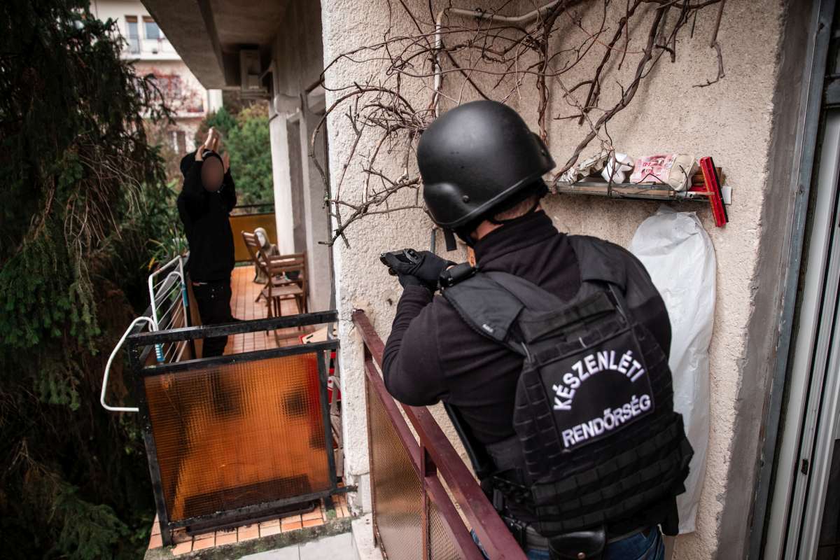 Chatszobában adták-vették a drogot – Fiatalokból álló drogbandát kapcsoltak le a rendőrök