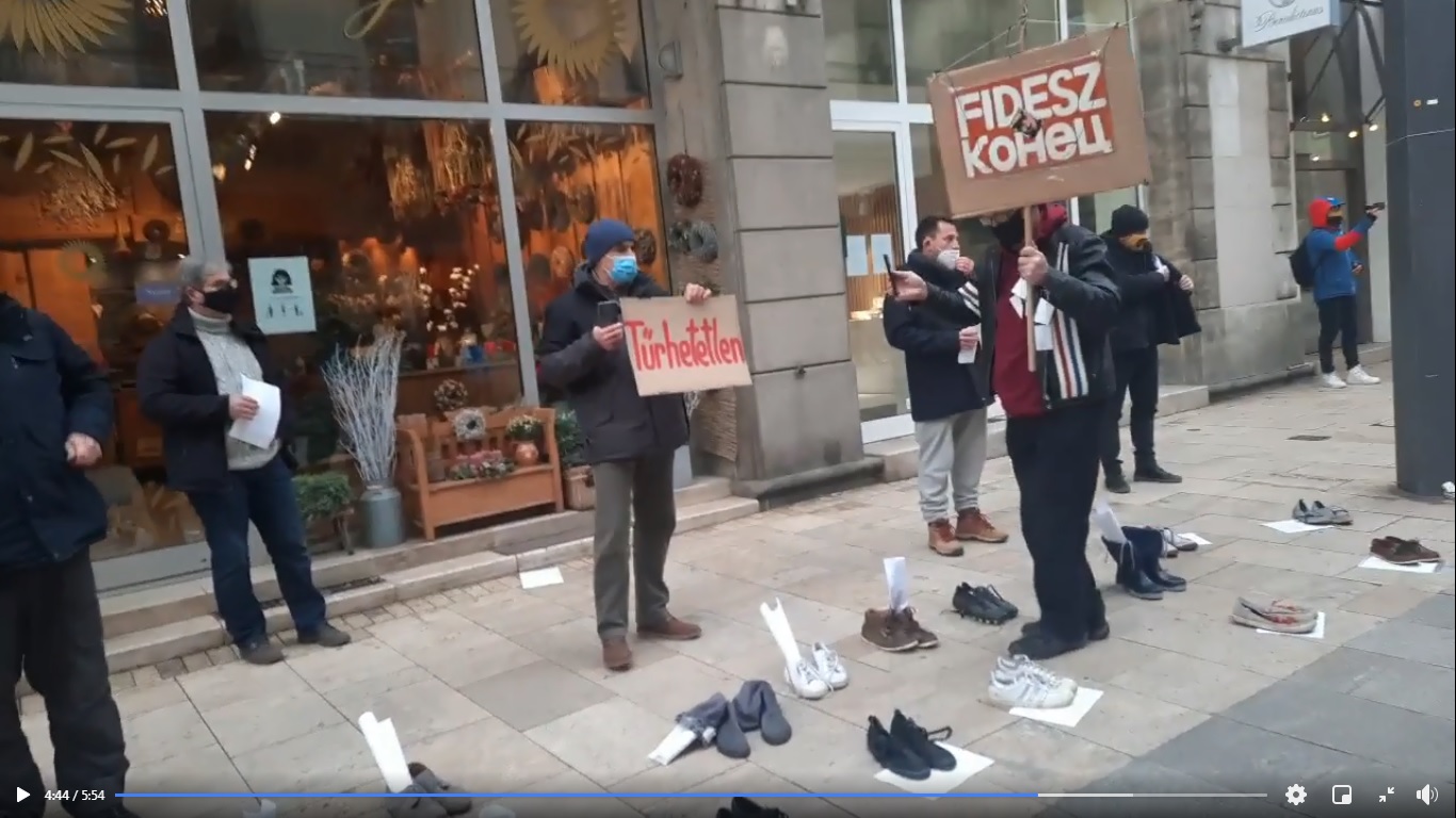 Cipőkkel tiltakoztak Demeter Szilárd írása miatt a Petőfi Irodalmi Múzeum előtt