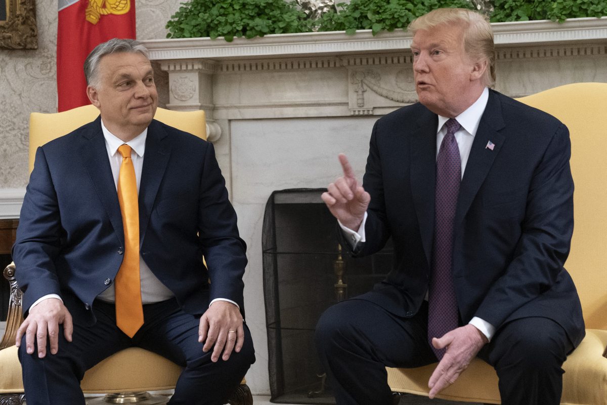 Orbán Viktor elégedetten csettint
