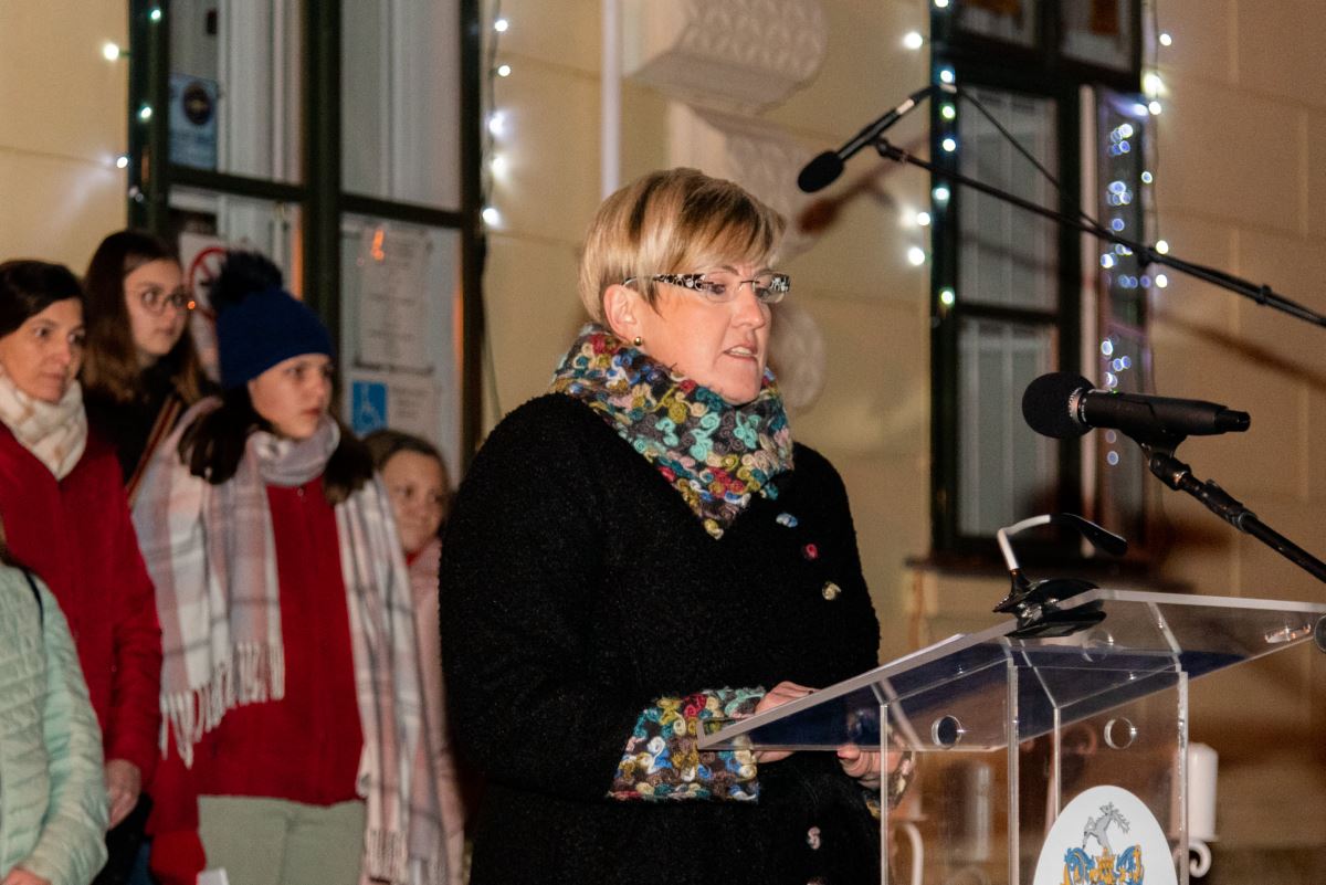 Tömegrendezvényt szervezett Bicske fideszes polgármestere a városháza elé