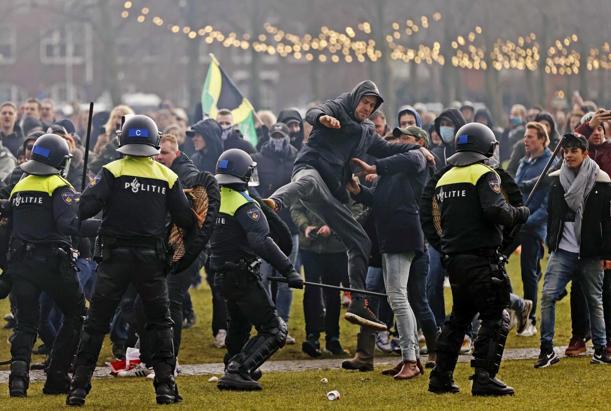 Hollandiai fiatalok felgyújtottak egy tesztközpontot, tiltakozásul a kijárási tilalom ellen