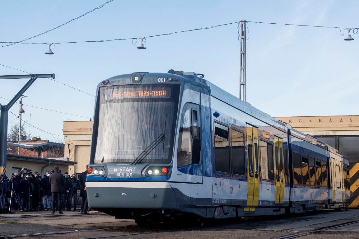 Tram-train: Lázár János szerint a XXI. századba lépnek az emberek