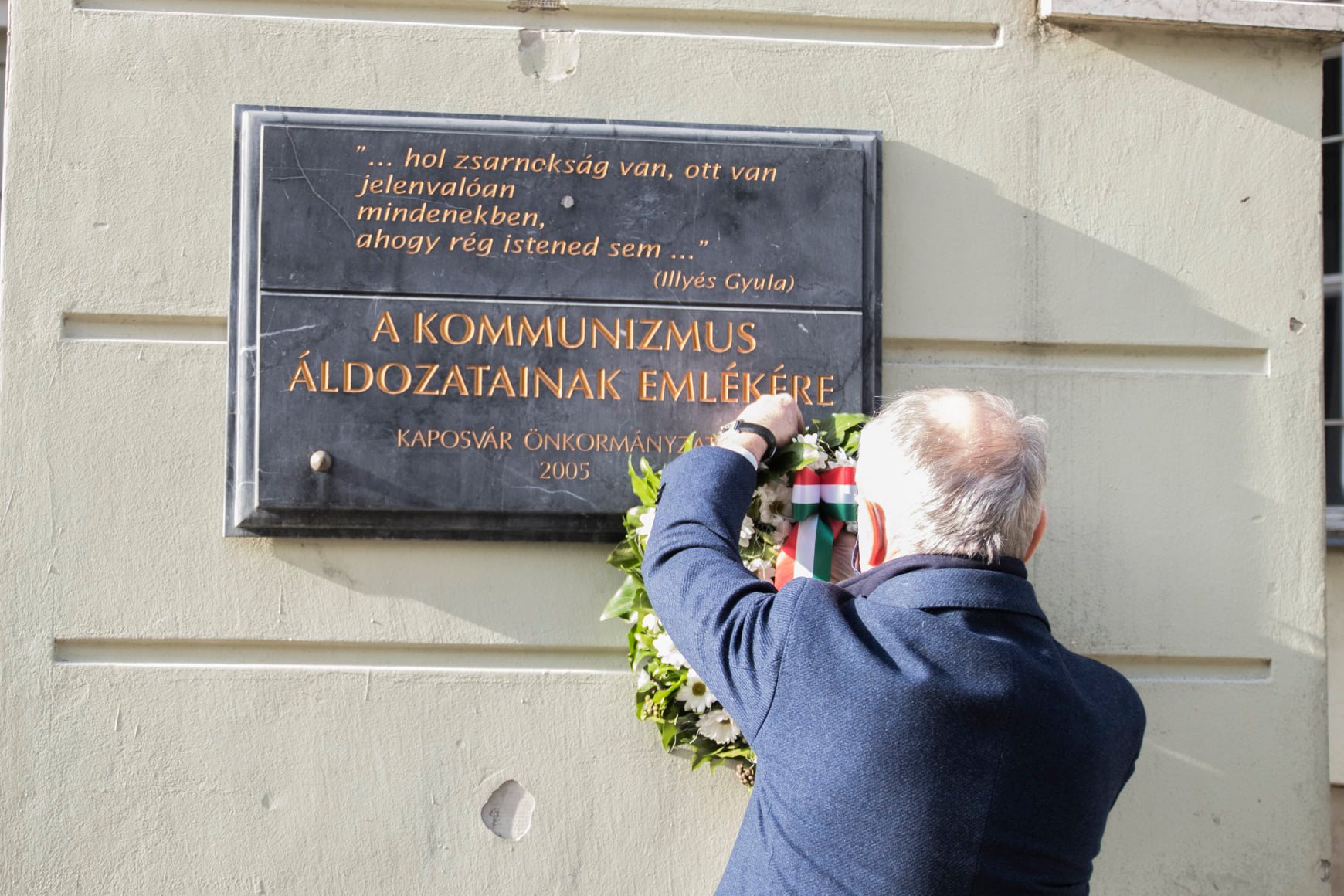 A korábbi kommunista ügynök fideszes polgármester is koszorúzott a kommunizmus áldozatainak emléknapján