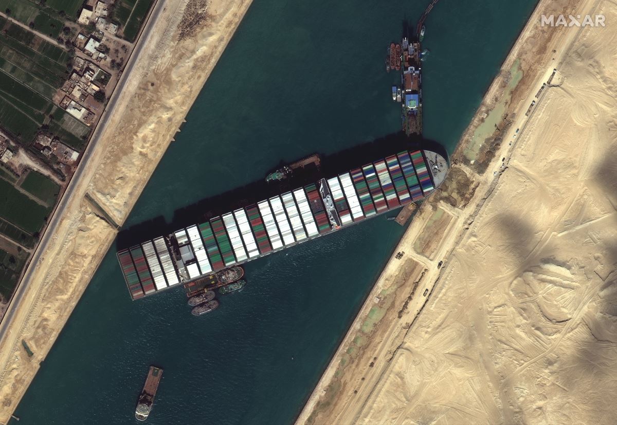 Megmozdult a Szuezi-csatornát eltorlaszoló óriás teherhajó
