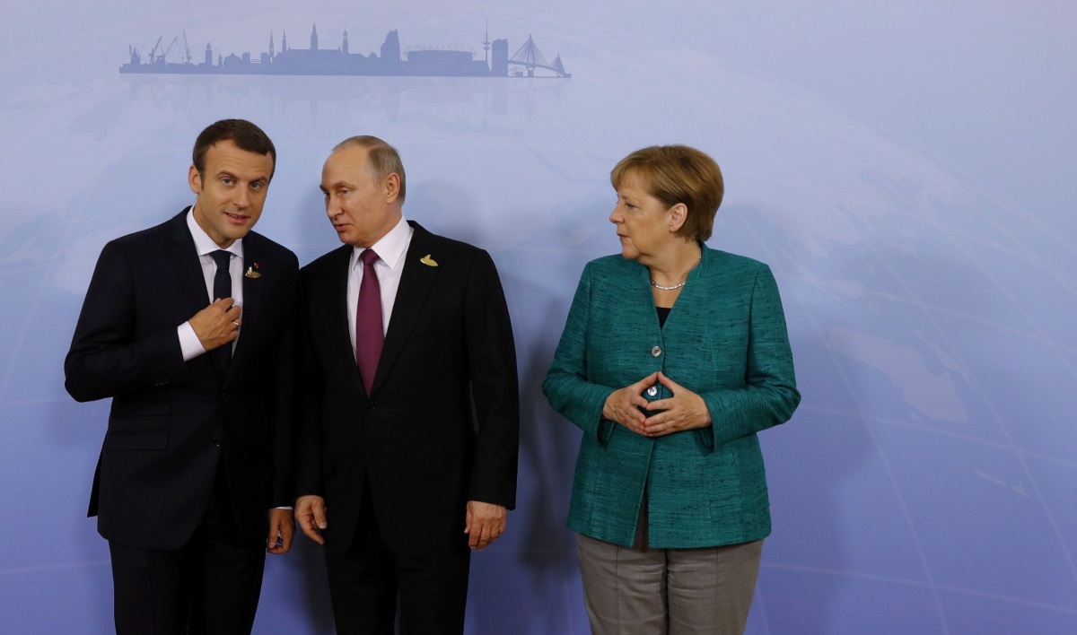 A vakcináról és Navalnijról is tárgyalt Putyin, Merkel és Macron