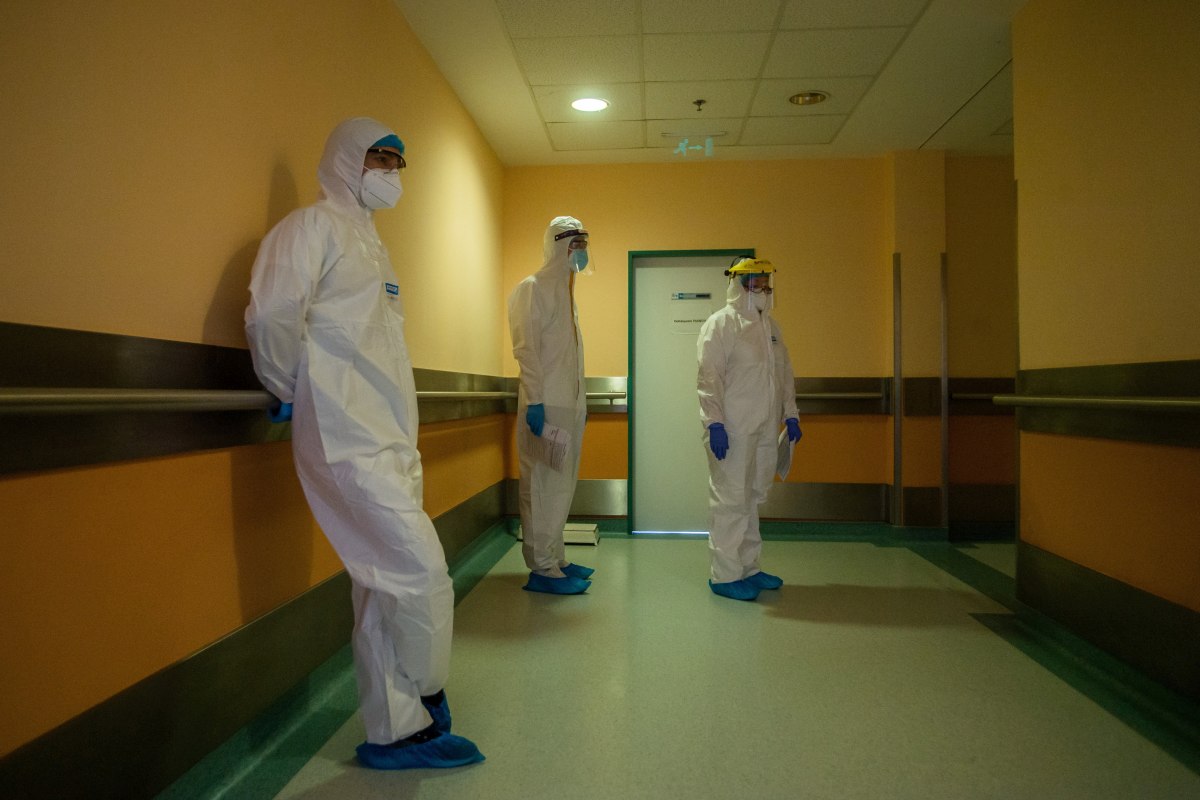 Koronavírus: több mint hatvan egészségügyi dolgozó esett már áldozatul itthon