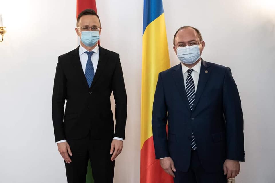Szijjártó: védettségi igazolvánnyal szabadon jöhetnek a román állampolgárok