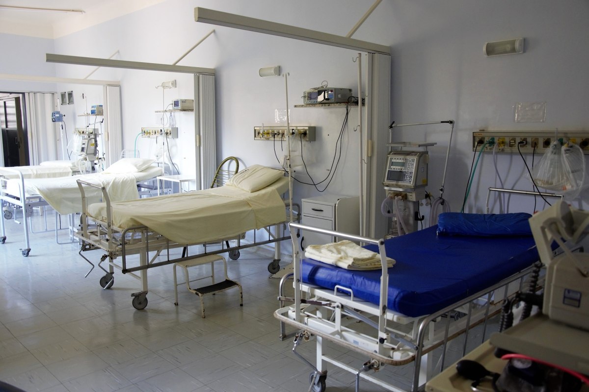 Már több mint 100 milliárd forinttal tartoznak a kórházak – nehéz helyzetben a beszállítók