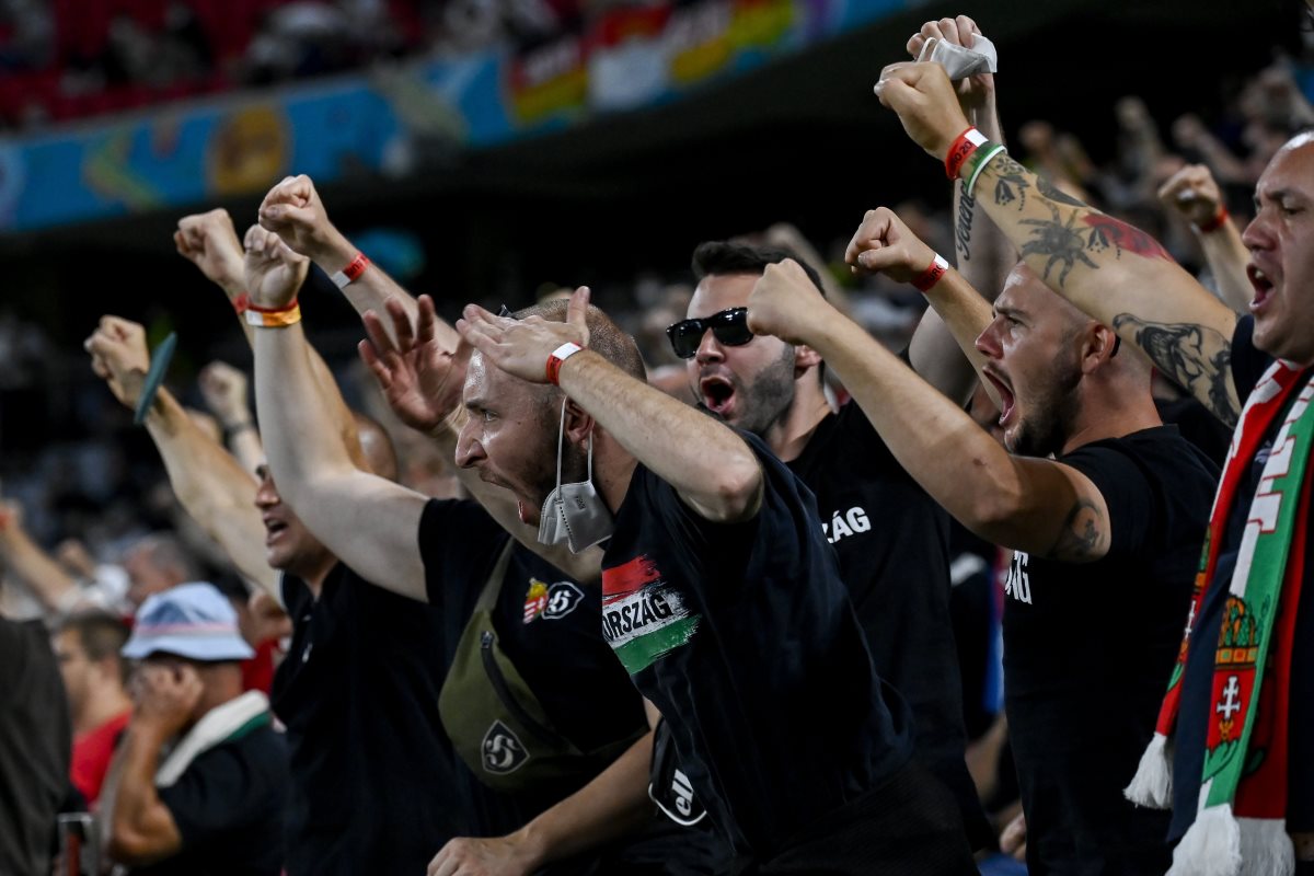 Három zárt kapus meccsre büntette a magyarokat az UEFA a szurkolók diszkriminatív viselkedése miatt