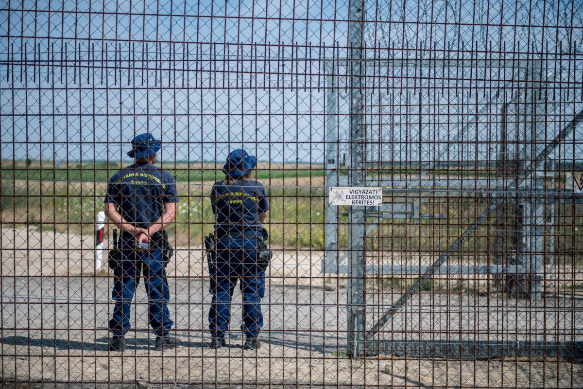 Téglákkal dobálták őket, könnygázt vetettek be a rendőrök a szerb határon