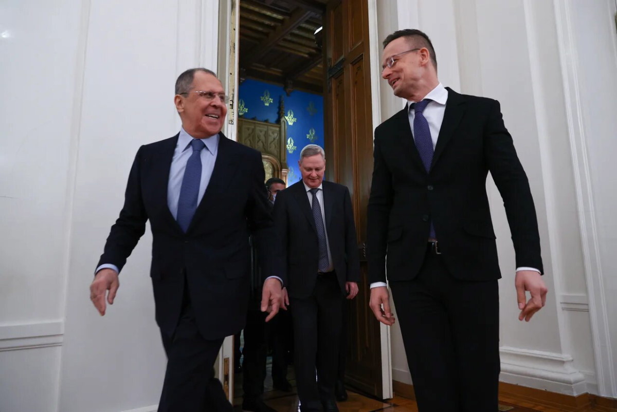 Népszava: az orosz külügyminisztert is várják a budapesti nagyköveti fórumra