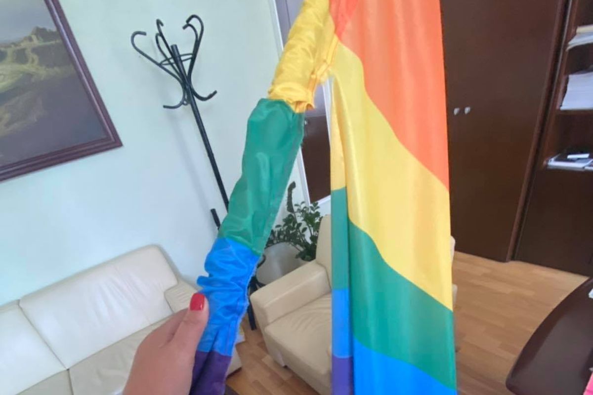 Baranyi Krisztina: Letörték és szétszaggatták a Pride-zászlót