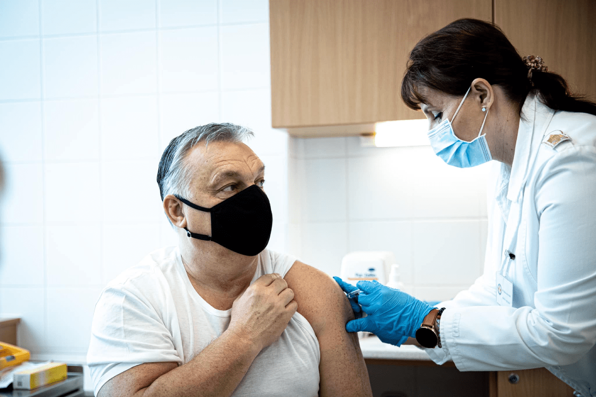 Egy év után kiderült, voltak aggályaik a magyar szakembereknek a keleti vakcinák engedélyezése előtt