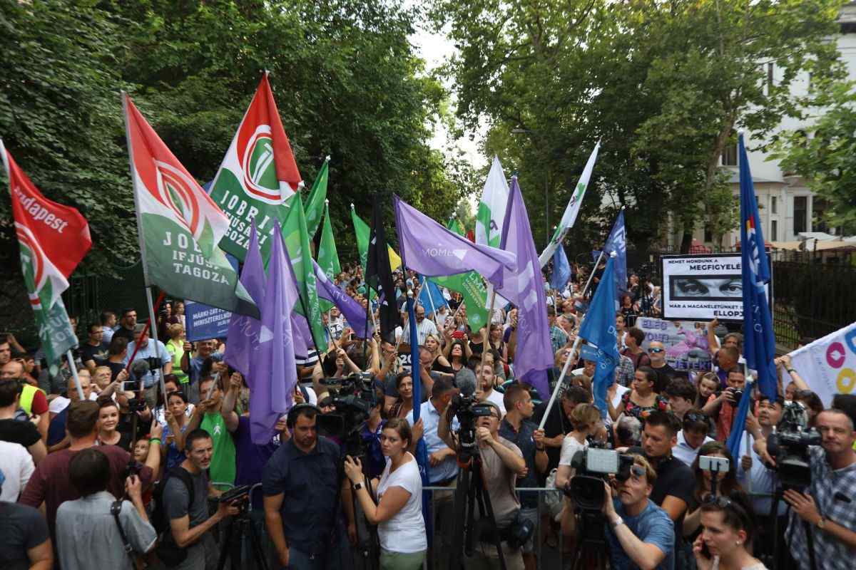 „Takarodjatok a telefonjainkból” – A lehallgatási botrány miatt tiltakoztak Budapesten